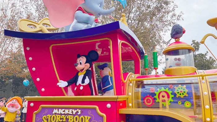 Mickey's Storybook Express - Màn trình diễn đường phố đặc sắc