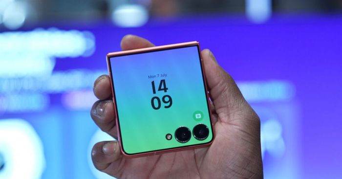 Khám phá Galaxy Z Flip 7 trực tiếp