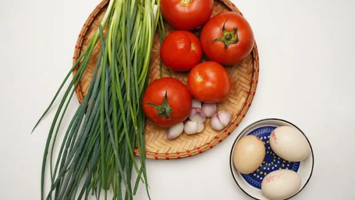 huong-dan-nau-canh-ca-chua-trung-1