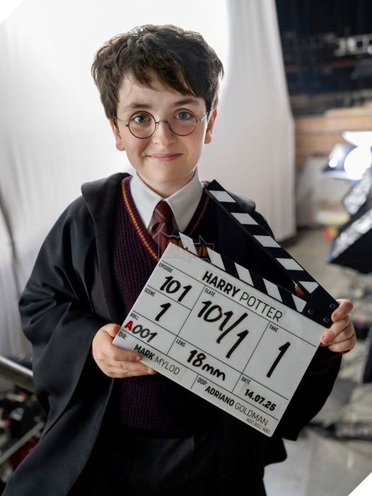 Dominic McLaughlin hóa thân thành cậu bé phù thủy nổi tiếng Harry Potter.