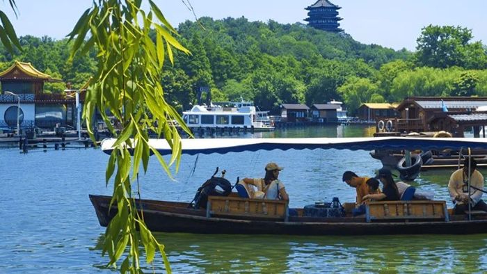 Trải nghiệm thú vị khi du thuyền trên mặt hồ thơ mộng