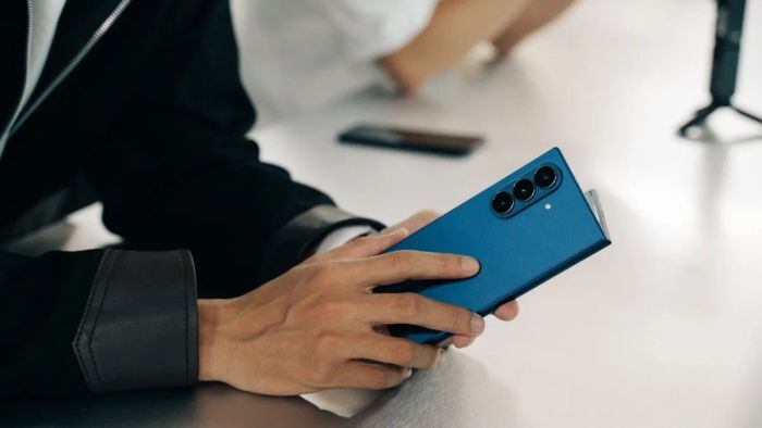 Phần mặt lưng thiết bị được bảo vệ bởi kính Gorilla Glass Victus 2 cao cấp