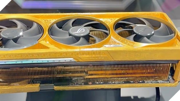 ASUS một lần nữa gây sốt khi trình làng card đồ họa RTX 5090 phiên bản mạ vàng nguyên chất, có giá trị tương đương siêu xe Ferrari