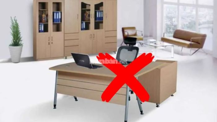Vị trí giữa phòng hoàn toàn không phải là lựa chọn lý tưởng cho bàn làm việc