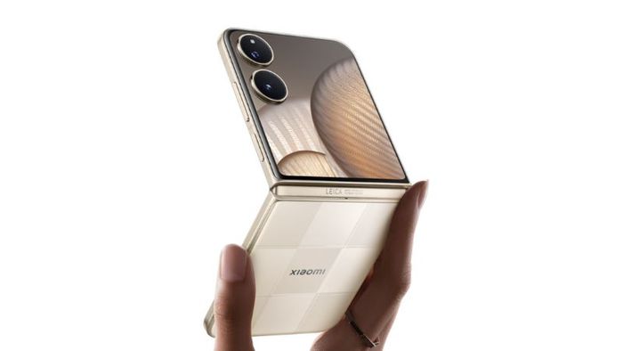 Cuộc đọ sức công nghệ: Galaxy Z Flip 7 vs Xiaomi Mix Flip 2