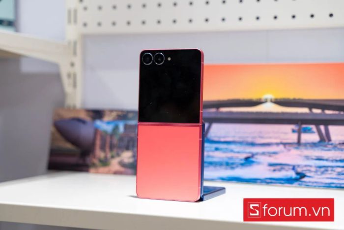 Phiên bản Galaxy Z Flip 7 màu đỏ Coral