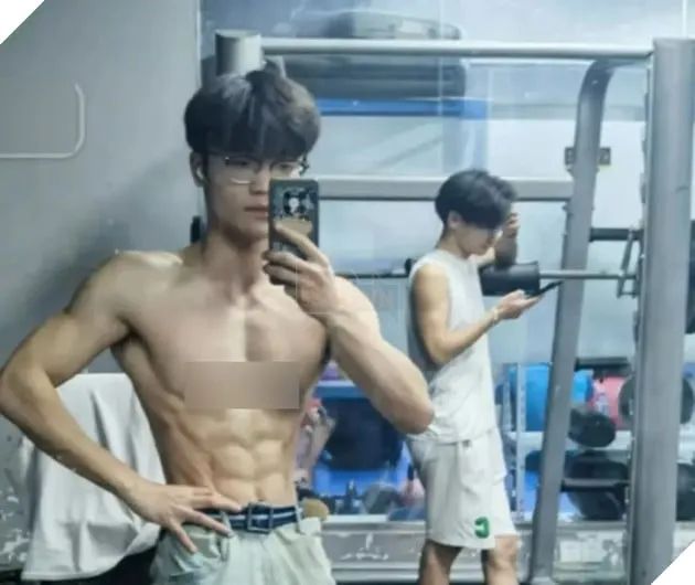 Cộng đồng LMHT đang xôn xao trước sự xuất hiện của cô gái có ngoại hình giống hệt Faker