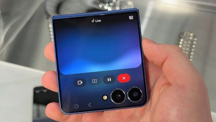 Đối chiếu Galaxy Z Flip 7 và Flip 6
