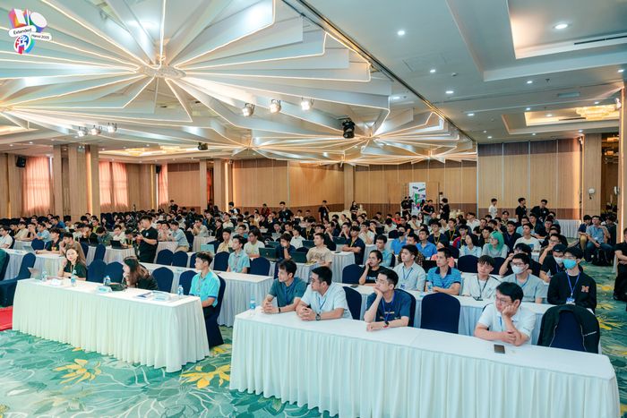 Khán giả tập trung cao độ theo dõi các nội dung trình bày tại sự kiện