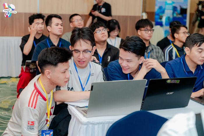 Các thành viên tham gia tích cực thực hành trong phiên Codelab thực tế