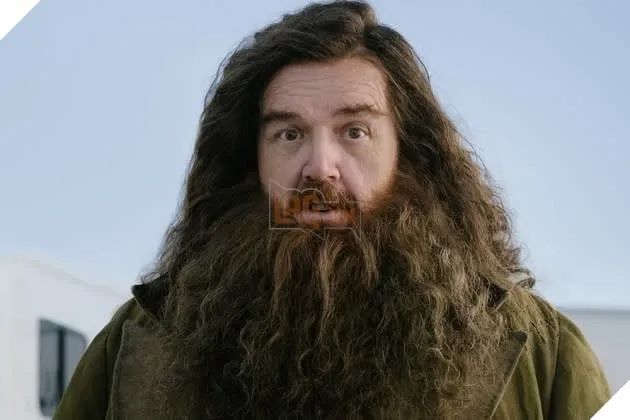 Diễn viên Nick Frost hóa thân thành nhân vật Hagrid trong phiên bản phim truyền hình Harry Potter