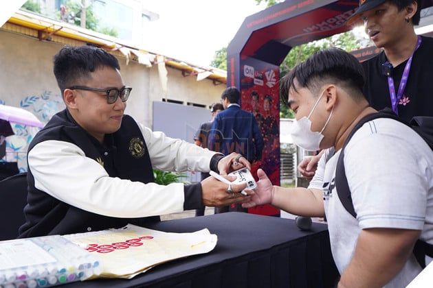 BLV Hoàng Luân hứng khởi khi tham dự sự kiện Hoa Linh Kỳ Hội