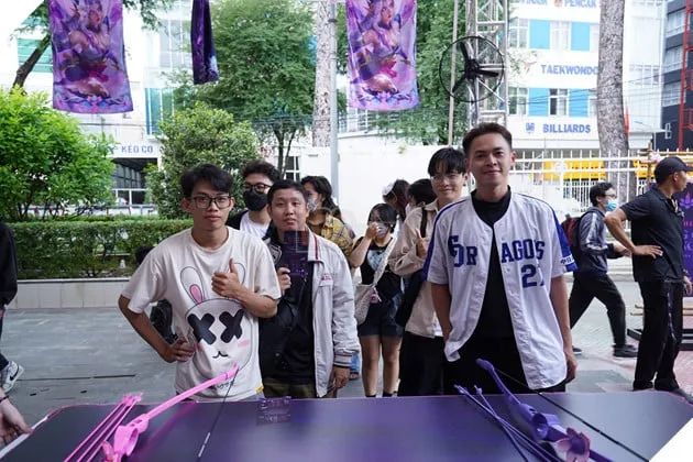 VCS LMHT 2025: Khán phòng bùng cháy nhiệt huyết trong trận Bán kết 4