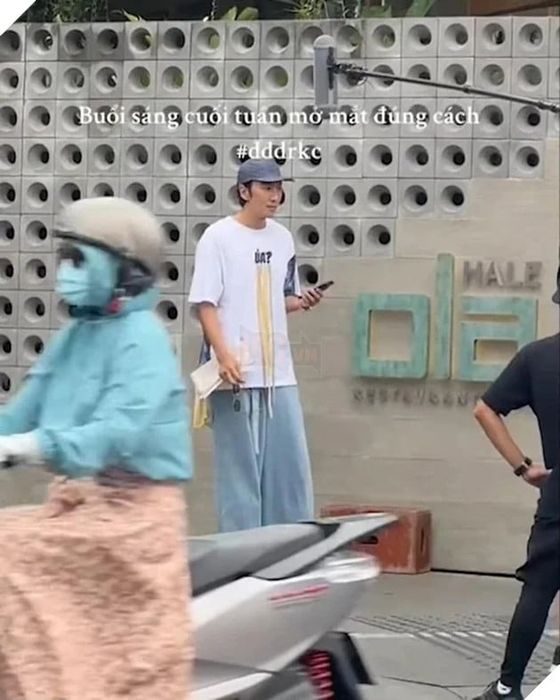 Ngôi sao Hàn Quốc Lee Kwang Soo đã được nhiều fan Việt bắt gặp đang ghi hình tại các địa điểm nổi tiếng ở Việt Nam.