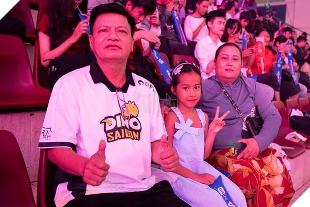 Cả gia đình gồm bố mẹ và cháu nhỏ của Bie đã cùng nhau hiện diện ủng hộ tuyển thủ