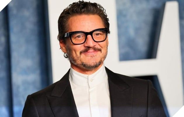 Ngôi sao Pedro Pascal vẫn giữ nguyên phong cách với bộ râu đặc trưng của mình.