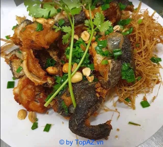 Nhân viên phục vụ tại quán nhậu khu Bàu Cát Tân Bình luôn niềm nở, nhiệt tình