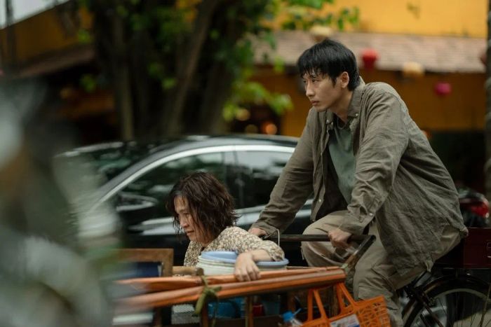 Tác phẩm này đào sâu vào chủ đề gia đình có người thân mắc bệnh Alzheimer