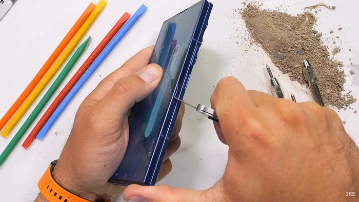 Galaxy Z Fold7 thể hiện khả năng chịu lực đáng kinh ngạc