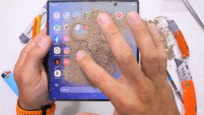 Bản lề trên phiên bản mới tuy mảnh mai hơn nhưng độ bền lại được nâng cấp đáng kể so với thế hệ tiền nhiệm