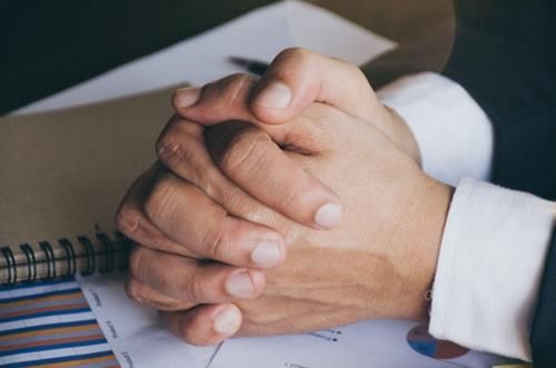 Tay bat cheo tren ban