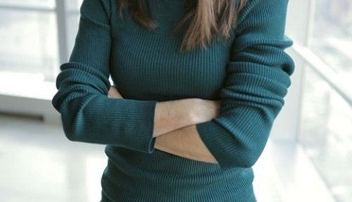 Khoanh tay truoc nguc