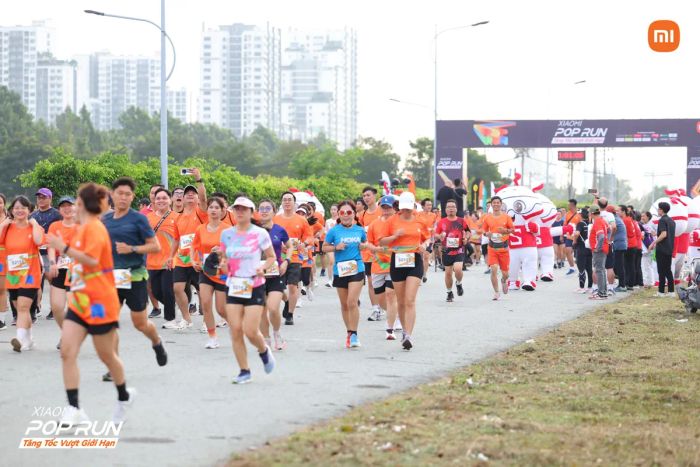 Hơn 1000 runner đã tạo nên bầu không khí sôi động tại điểm xuất phát Xiaomi POP Run năm nay