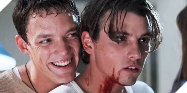 Ảnh chụp các nhân vật được thể hiện bởi Matthew Lillard và Skeet Ulrich trong phim Scream.