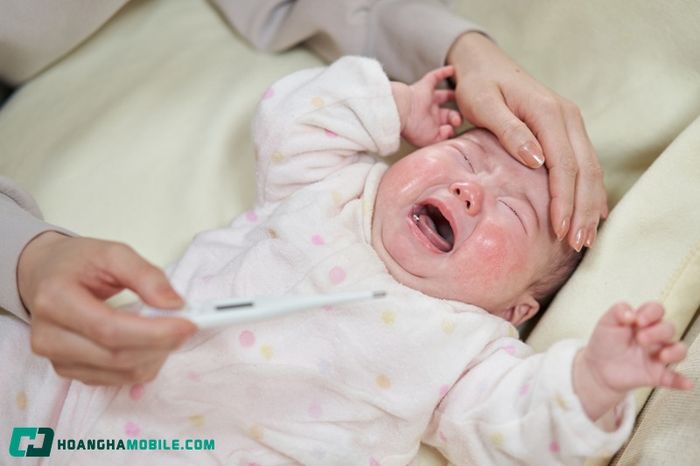 canh-bao-khi-tre-so-sinh-bi-sot-hinh-anh