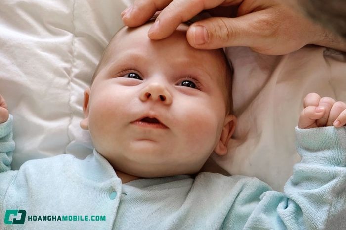 cach-cham-soc-tre-so-sinh-bi-sot-hinh-minh-hoa