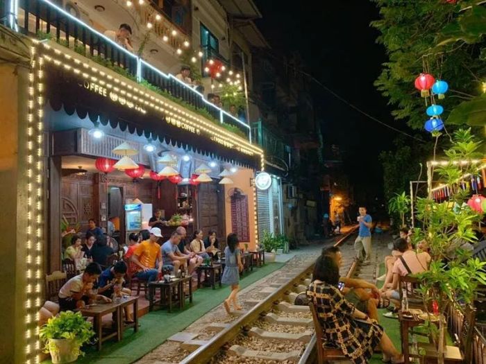 Khám phá phố cà phê đường sắt Hà Nội: Điểm đến không thể bỏ qua