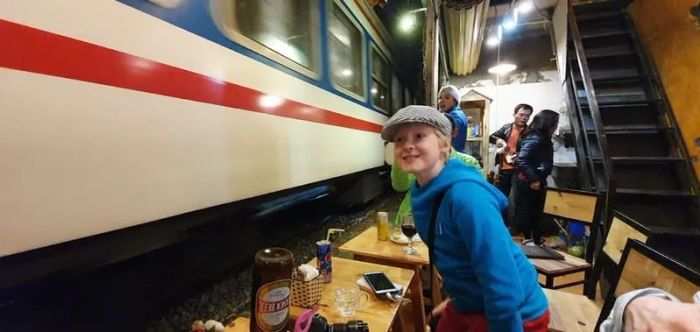 Con phố cà phê ven đường sắt Hà Nội: Khám phá trải nghiệm có một không hai bên cạnh đường ray tàu hỏa