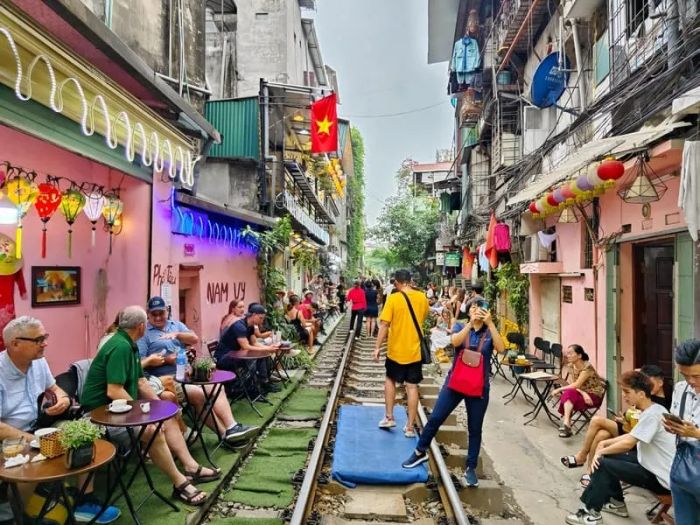 Khám phá phố cà phê đường sắt Hà Nội: Trải nghiệm có một không hai