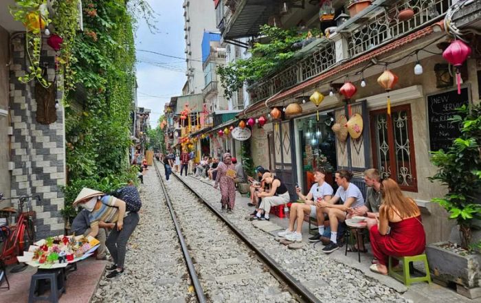 Khám phá phố cà phê đường sắt Hà Nội: Trải nghiệm ấn tượng bên đường ray số 10