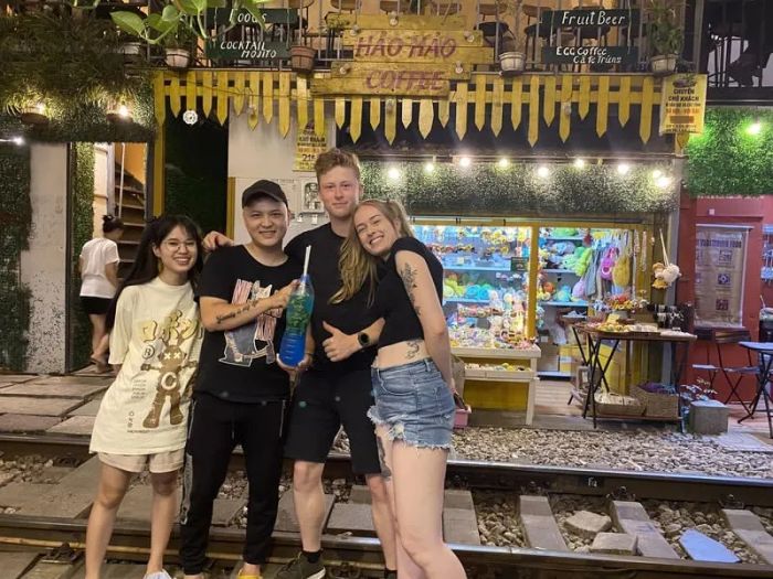 Con phố cà phê đường sắt Hà Nội: Khám phá nét đặc biệt ngay cạnh đường ray số 8