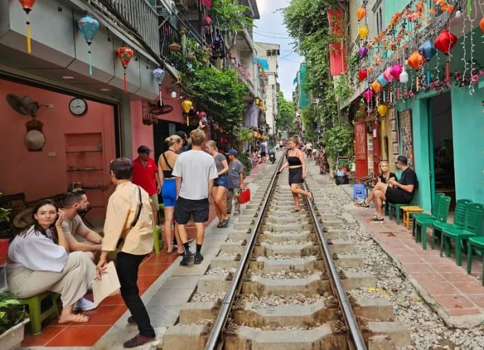 Khám phá phố cà phê đường tàu Hà Nội: Trải nghiệm đáng nhớ bên đường sắt