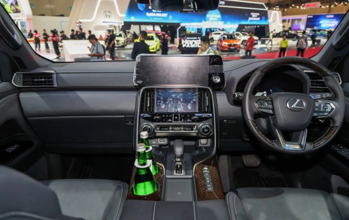 Lexus LX 700h 3.jpg