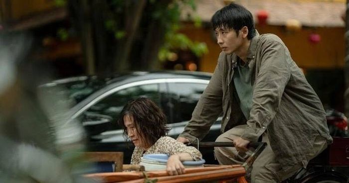 Hoan đơn độc gồng gánh mọi gánh nặng từ tài chính đến việc chăm sóc người mẹ đau ốm