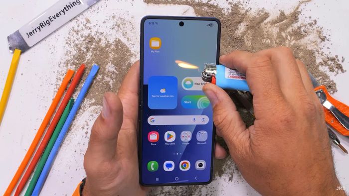 Màn hình bên trong Z Flip7 gặp sự cố khi tiếp xúc với lửa