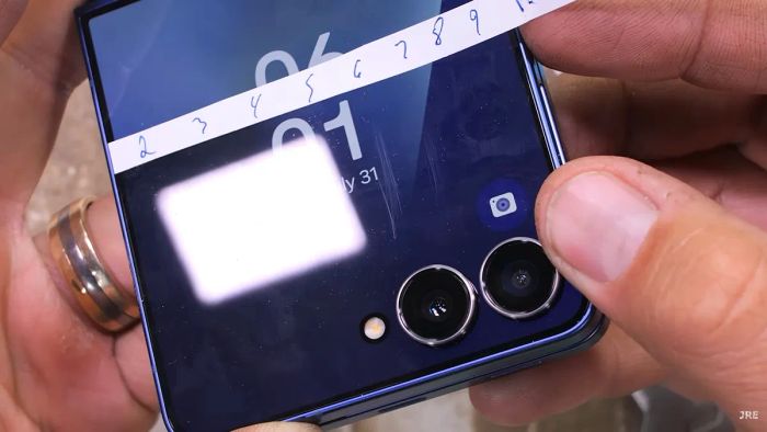 Khả năng kháng trầy ấn tượng trên màn hình ngoài Galaxy Z Flip7