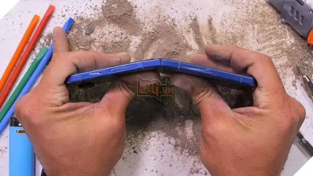 Galaxy Z Flip 7 thể hiện phong độ ấn tượng trong các bài kiểm tra độ bền, không hề thua kém người anh em Z Fold 7