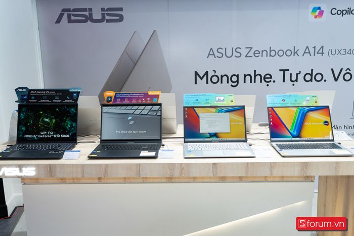 ASUS Exclusive Store trưng bày đầy đủ các dòng sản phẩm từ phân khúc phổ thông đến cao cấp nhất của thương hiệu