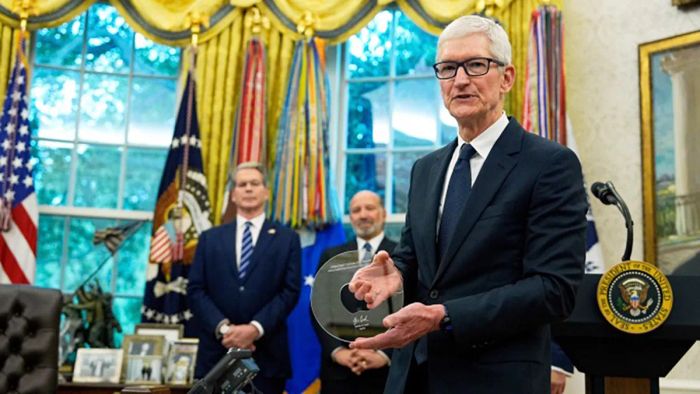 Giám đốc Apple trao tặng món quà đặc biệt không đâu có cho cựu Tổng thống Trump