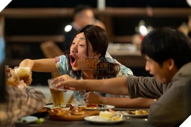 Xuyên suốt tác phẩm, mẹ con Hoan gần như không nhận được bất kỳ sự trợ giúp nào từ người thân hay các dịch vụ xã hội, chỉ thỉnh thoảng có vài người bạn của anh ra tay giúp đỡ.