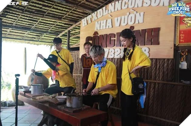 Các KOLs Free Fire có cơ hội trải nghiệm và học hỏi quy trình làm bánh kẹp cuốn đặc sản tại Cần Thơ