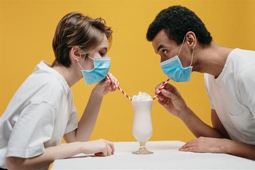 khả năng quan sát tinh tế của đàn ông qua cách phụ nữ thưởng thức đồ uống