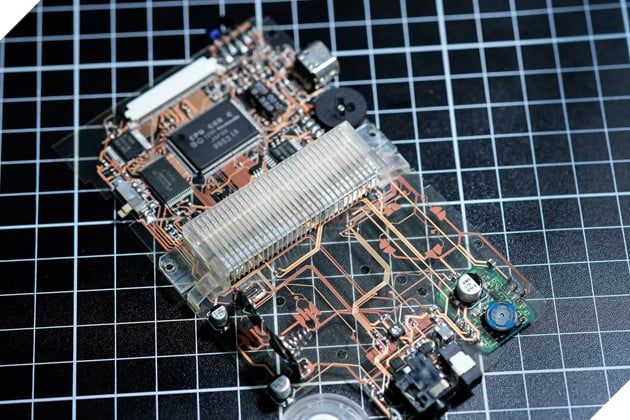 Game Boy Color phiên bản bo mạch xuyên thấu: Đột phá mới trong giới mod máy cổ điển