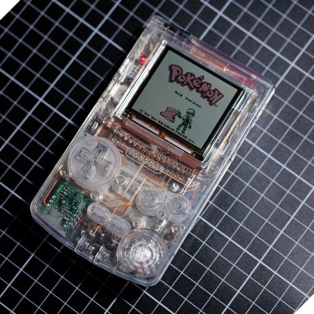 Game Boy Color phiên bản bo mạch xuyên thấu: Bước tiến mới trong phong trào mod máy retro