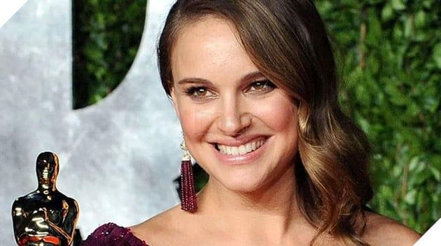 Khoảnh khắc Natalie Portman vinh dự nhận được tượng vàng Oscar danh giá.