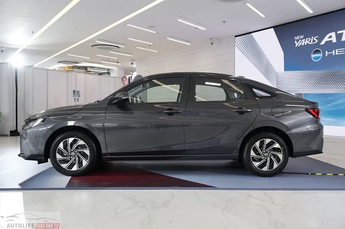 Yaris_ATIV_HEV_Premium_016.jpg